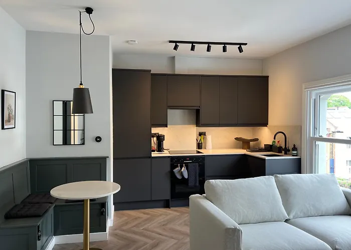 Convenient Clapham Junction Flat