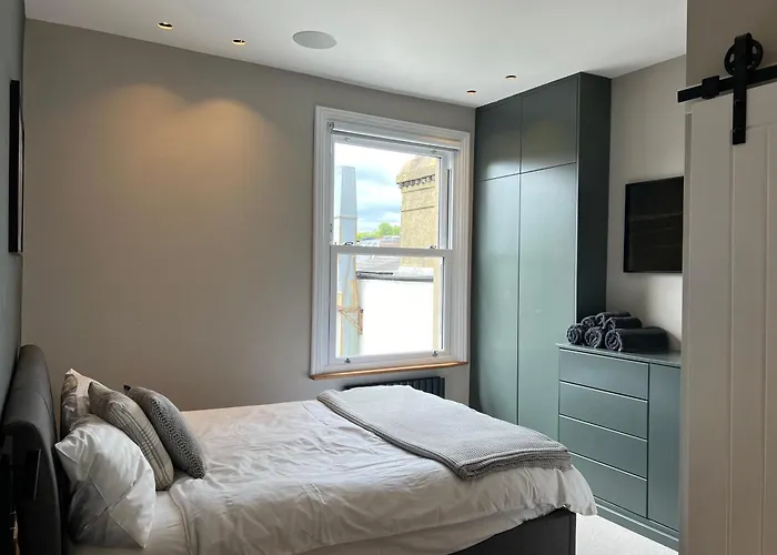Convenient Clapham Junction Flat